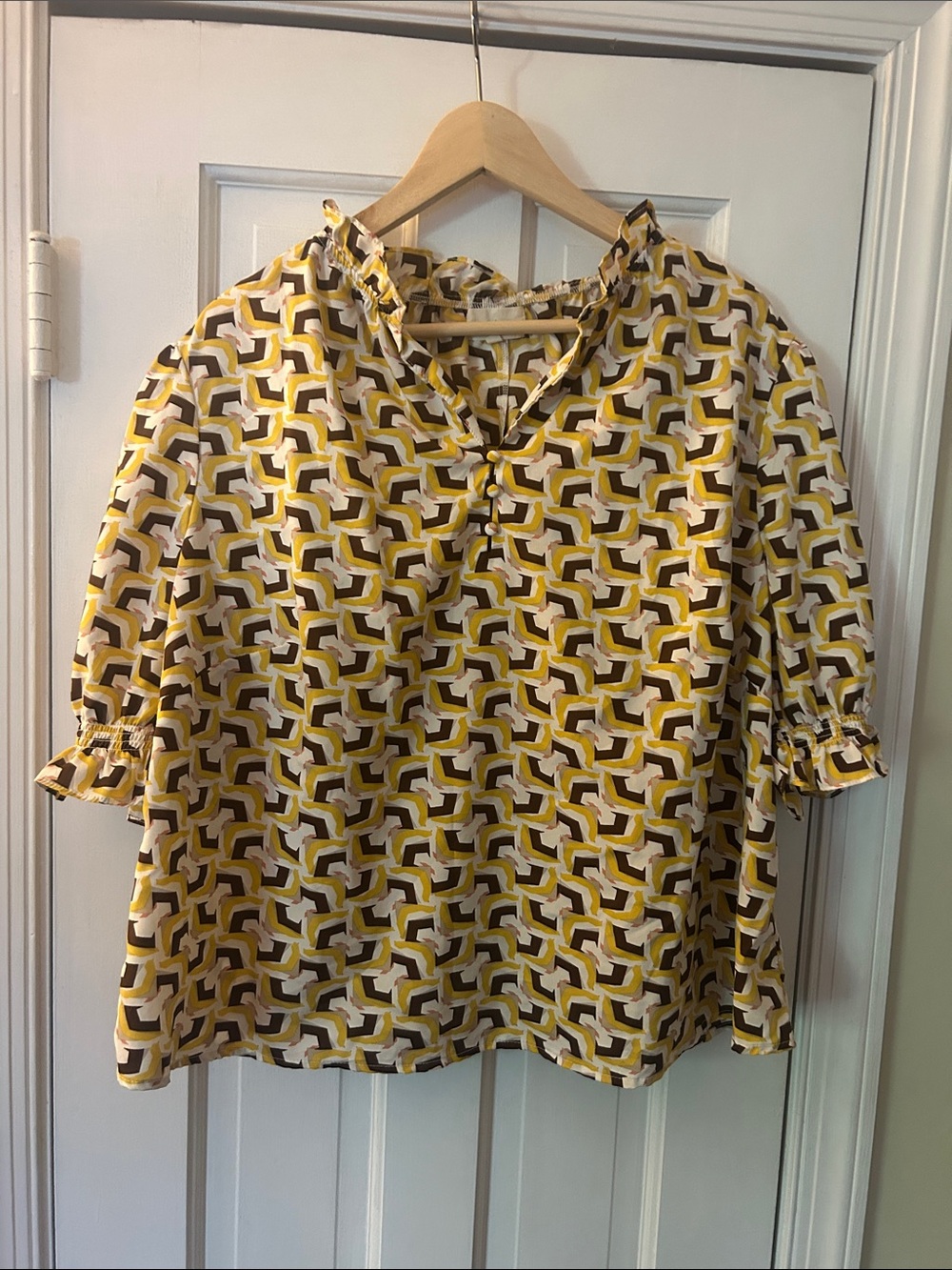 MELLODAY Yellow and White Geometric Short Sleeve Shirt